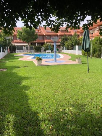 Chalet adosado en calle Atenas, 2