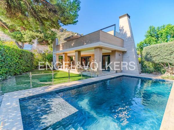 Casa independiente en avenida Albufereta