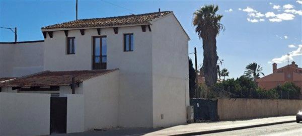 Casa independiente en avenida del Locutor Vicente Hipólito