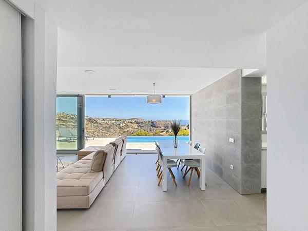 Casa independiente en calle Lirios