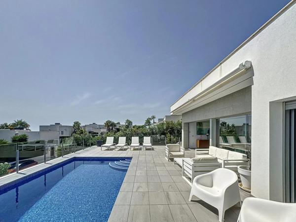 Casa independiente en calle Lirios