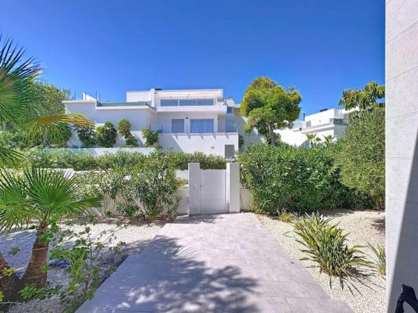 Casa independiente en calle Lirios