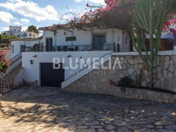 Casa independiente en calle Orquidia