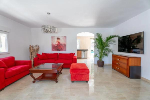 Casa independiente en calle Cormorà