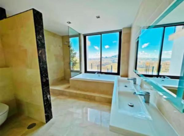 Casa independiente en avenida Europa s/n