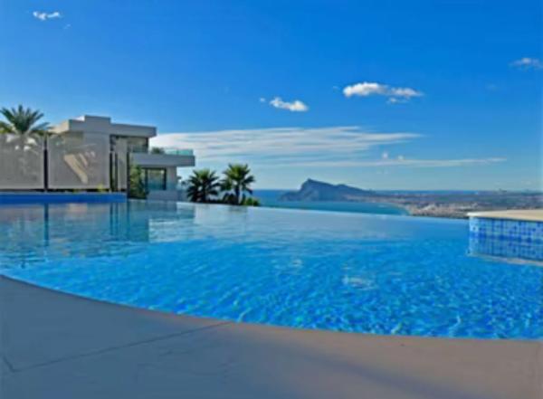 Casa independiente en avenida Europa s/n