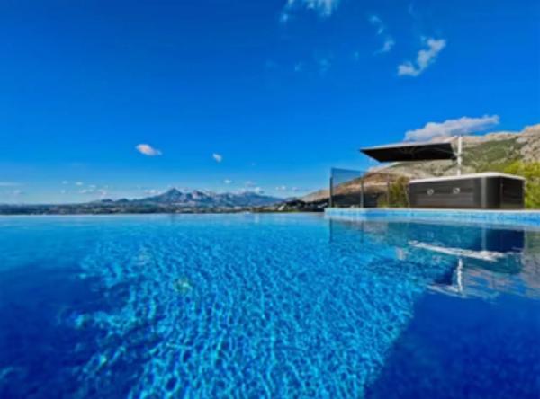 Casa independiente en avenida Europa s/n