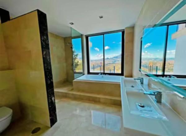 Casa independiente en avenida Europa s/n