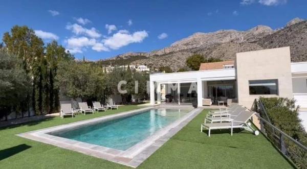 Casa independiente en calle Revoltes