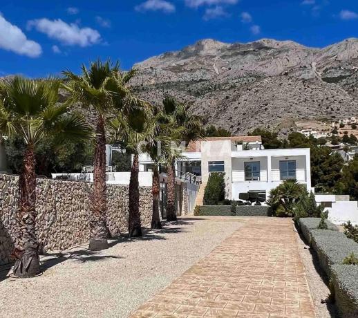 Casa independiente en calle Revoltes