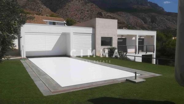 Casa independiente en calle Revoltes