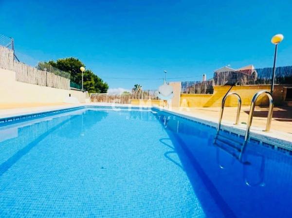 Chalet pareado en calle Dentol