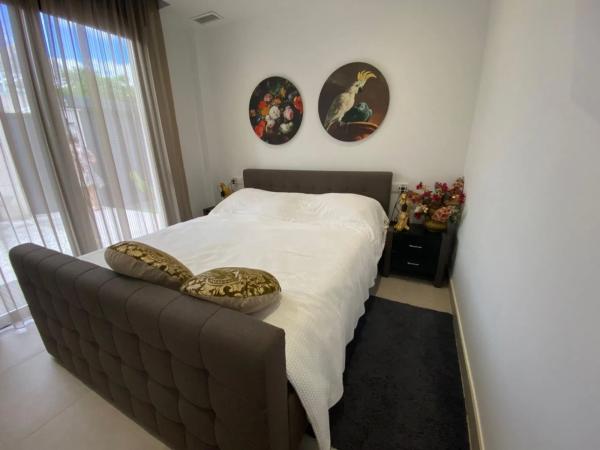 Casa independiente en calle Roterdam