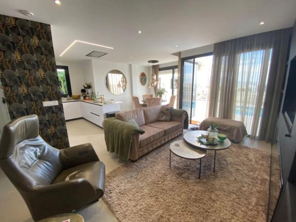 Casa independiente en calle Roterdam