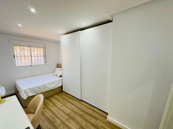 Chalet adosado en calle Cefeo, 1