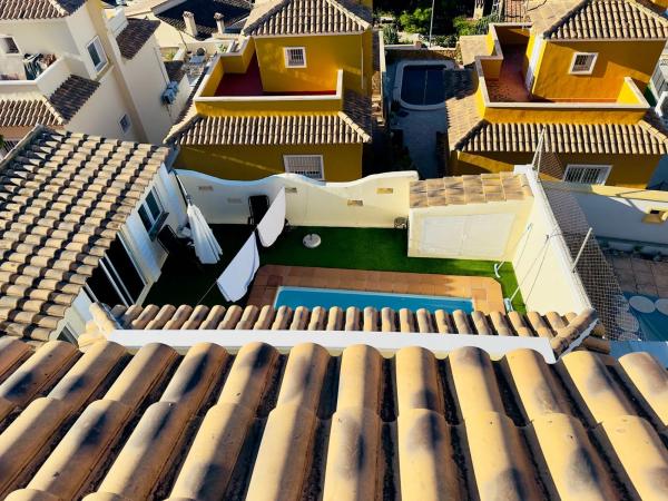 Chalet adosado en calle Cefeo, 1