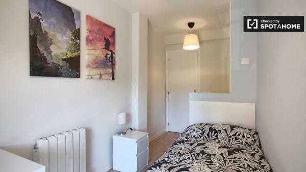 Chambre lumineuse à louer à Aluche, Madrid