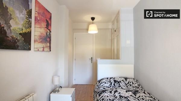 Chambre lumineuse à louer à Aluche, Madrid