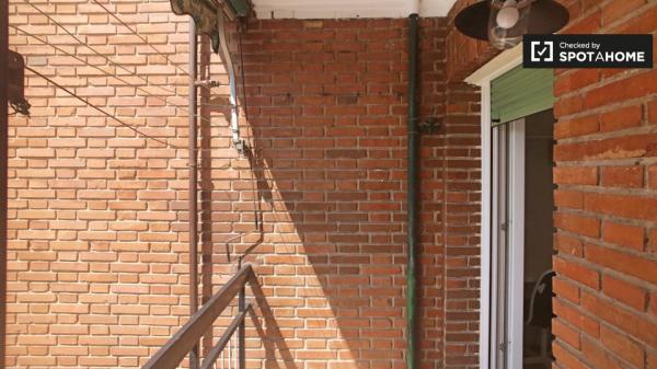 Chambre lumineuse à louer à Aluche, Madrid