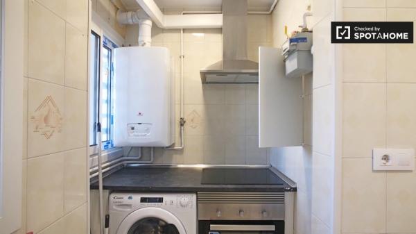 Chambre lumineuse à louer à Aluche, Madrid