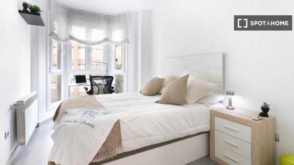 Habitación en piso de 3 habitaciones en alquiler en Casa de Campo, Madrid