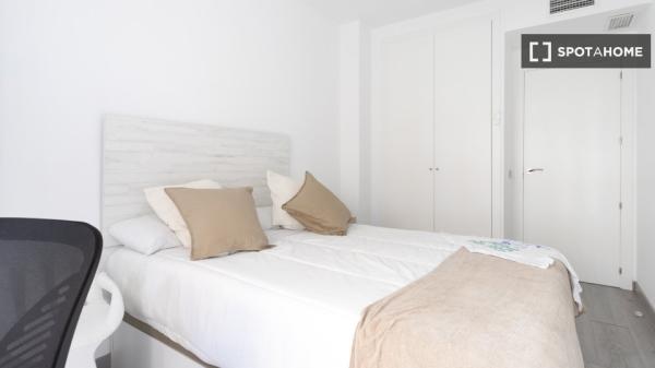 Habitación en piso de 3 habitaciones en alquiler en Casa de Campo, Madrid