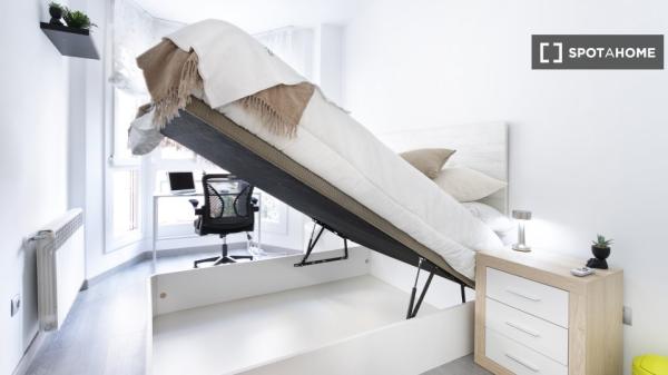 Habitación en piso de 3 habitaciones en alquiler en Casa de Campo, Madrid