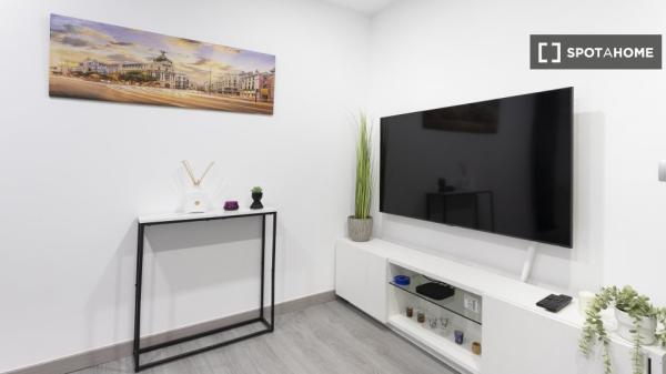 Habitación en piso de 3 habitaciones en alquiler en Casa de Campo, Madrid