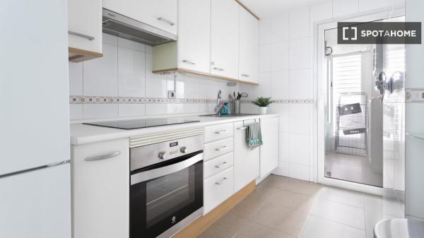 Habitación en piso de 3 habitaciones en alquiler en Casa de Campo, Madrid