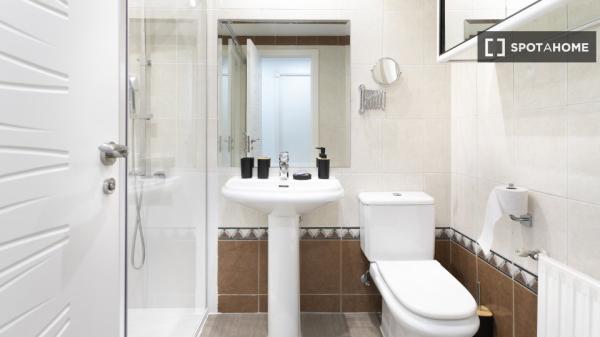 Habitación en piso de 3 habitaciones en alquiler en Casa de Campo, Madrid