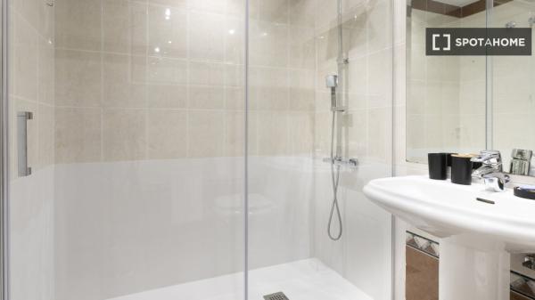 Habitación en piso de 3 habitaciones en alquiler en Casa de Campo, Madrid