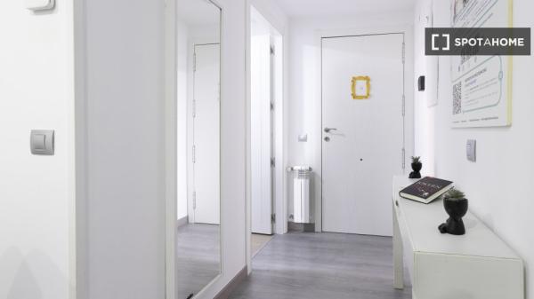 Habitación en piso de 3 habitaciones en alquiler en Casa de Campo, Madrid