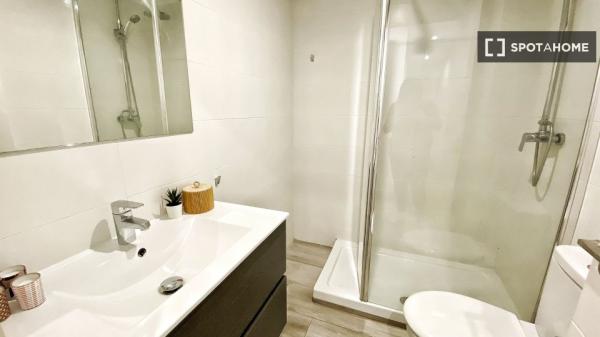 Se alquila habitación en piso compartido de 4 habitaciones en Aluche.