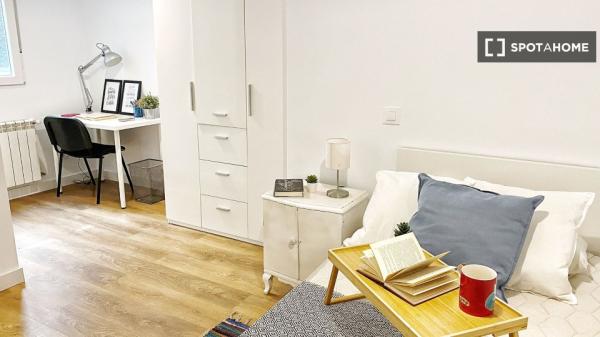 Se alquila habitación en piso compartido de 4 habitaciones en Aluche.