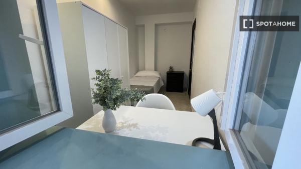Room in shared flat for rent in Prado-Parque de Maria Luisa.