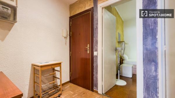 Piso de 3 habitaciones en alquiler en Sants-Badal, Barcelona.