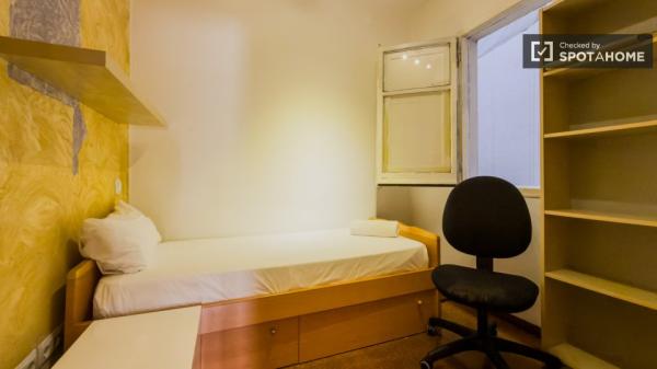 Piso de 3 habitaciones en alquiler en Sants-Badal, Barcelona.