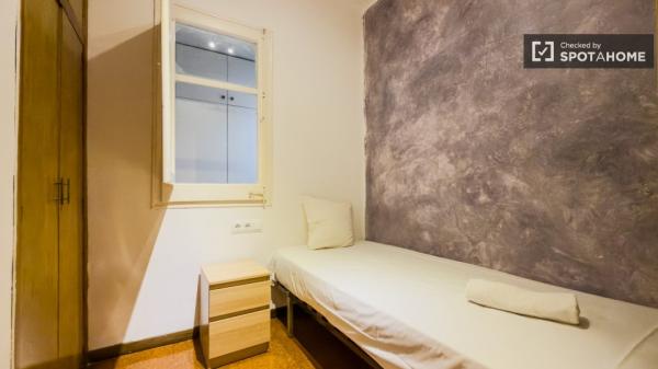 Piso de 3 habitaciones en alquiler en Sants-Badal, Barcelona.