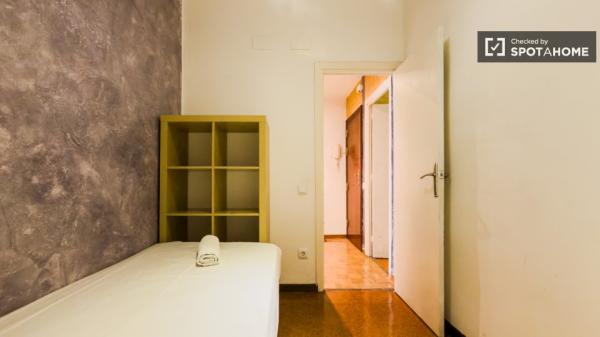 Piso de 3 habitaciones en alquiler en Sants-Badal, Barcelona.