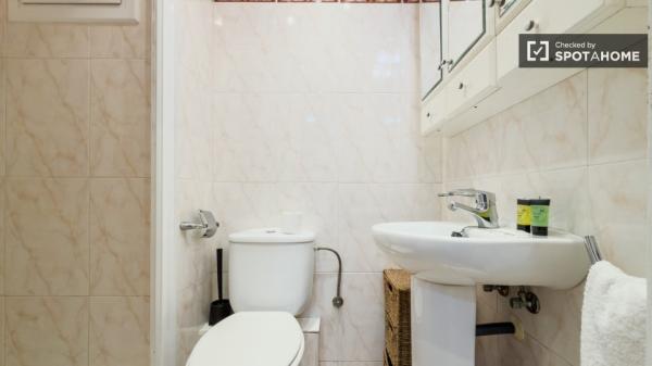 Piso de 3 habitaciones en alquiler en Sants-Badal, Barcelona.