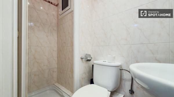 Piso de 3 habitaciones en alquiler en Sants-Badal, Barcelona.