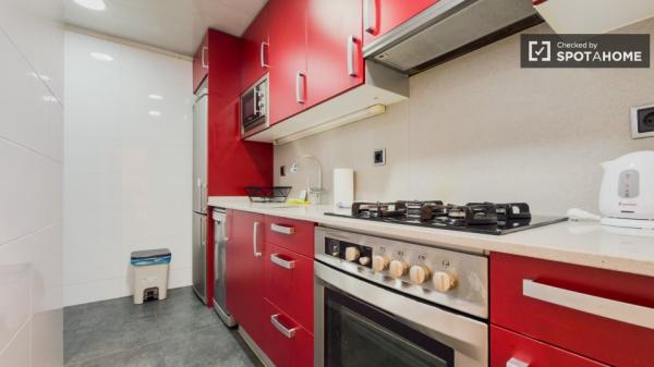 Piso de 3 habitaciones en alquiler en Sants-Badal, Barcelona.