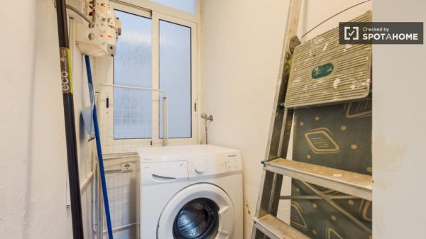 Piso de 3 habitaciones en alquiler en Sants-Badal, Barcelona.