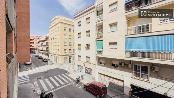 Piso de 3 habitaciones en alquiler en Sants-Badal, Barcelona.
