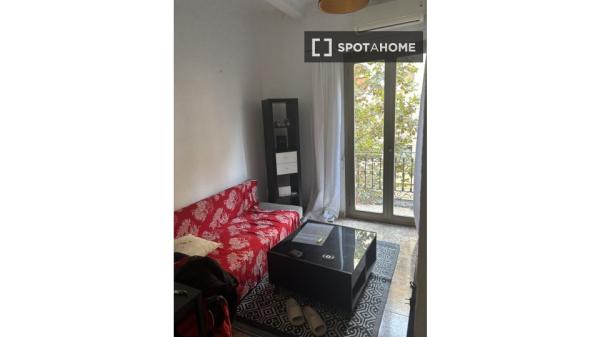 Habitación en piso compartido en barcelona.