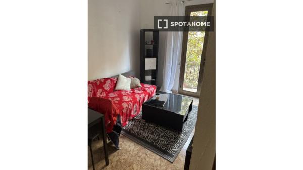 Habitación en piso compartido en barcelona.