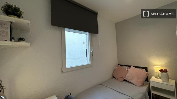 Habitación en piso compartido de 4 habitaciones en Vista Alegre, Madrid.