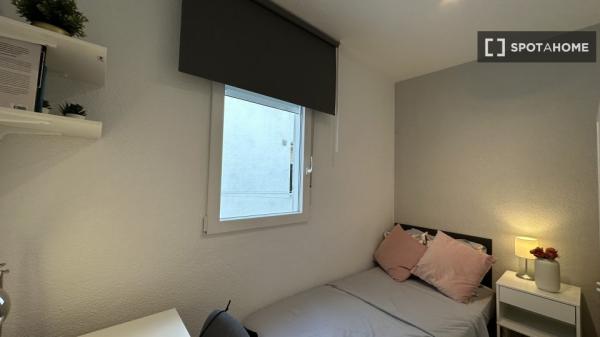 Habitación en piso compartido de 4 habitaciones en Vista Alegre, Madrid.