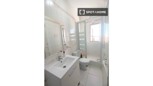 Room in shared 6-bedroom flat in Portazgo, Madrid.