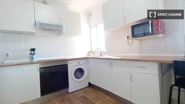 Room in shared 6-bedroom flat in Portazgo, Madrid.